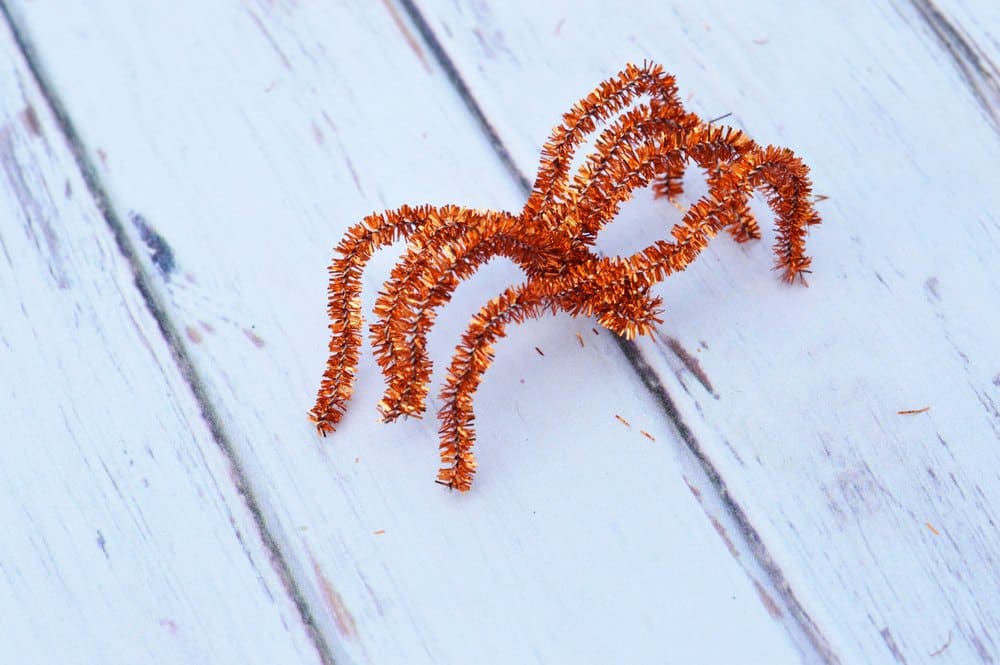 pipe-cleaners-spiders-easy-halloween-craft-for-kids